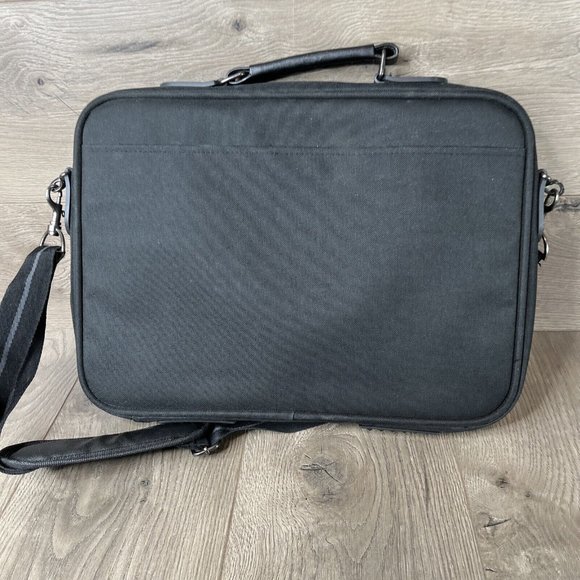 Solo Laptop Computer Bag Black Padded Multi Pocket 12x16x2 Handle or Shoulder - Picture 3 of 10